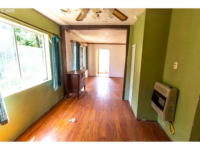 1668 9TH St, Astoria, OR 97103