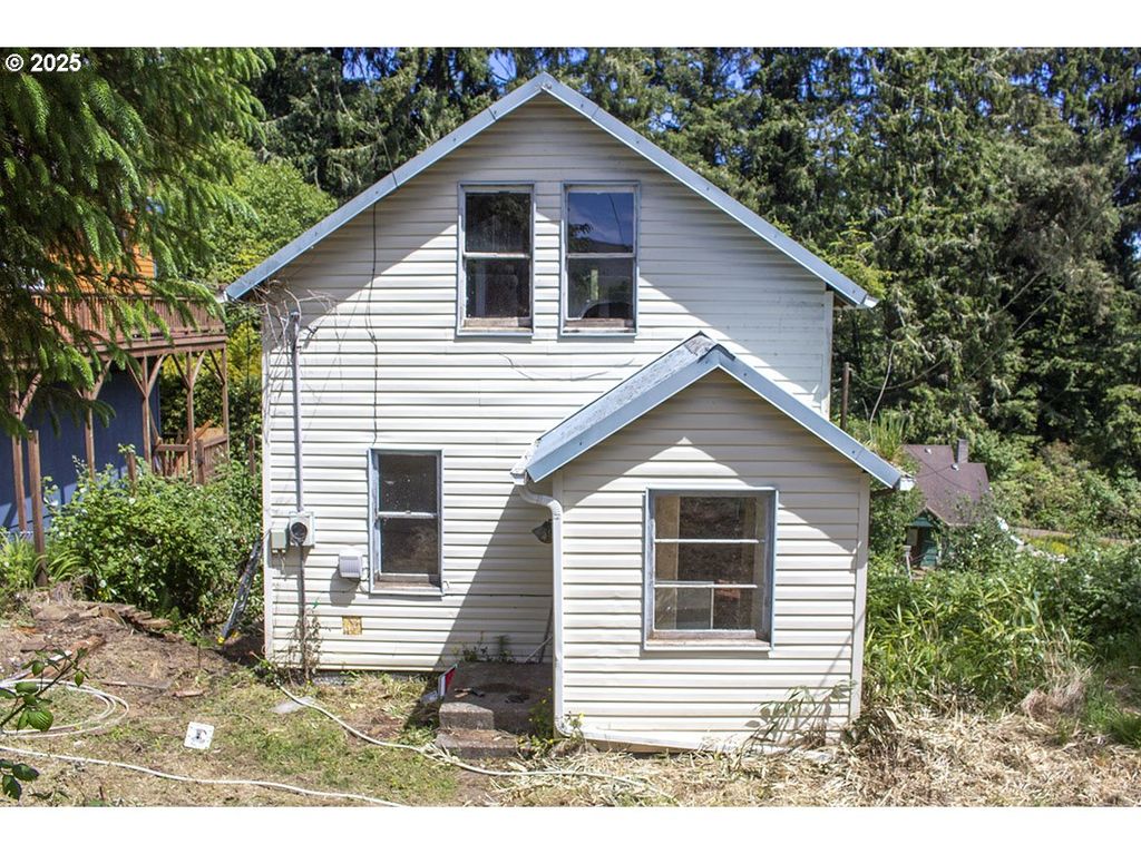 1668 9TH St, Astoria, OR 97103
