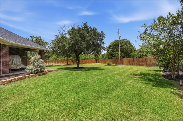 6204 London Circle, Bryan, TX 77802
