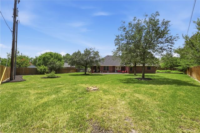 6204 London Circle, Bryan, TX 77802