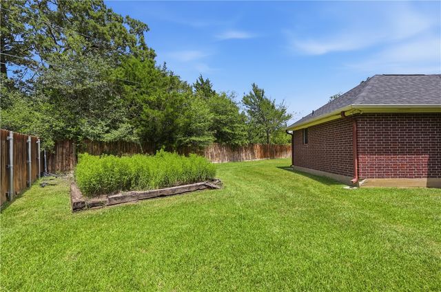 6204 London Circle, Bryan, TX 77802