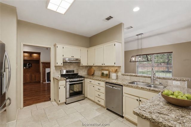 6204 London Circle, Bryan, TX 77802