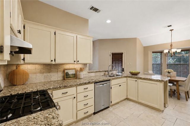 6204 London Circle, Bryan, TX 77802