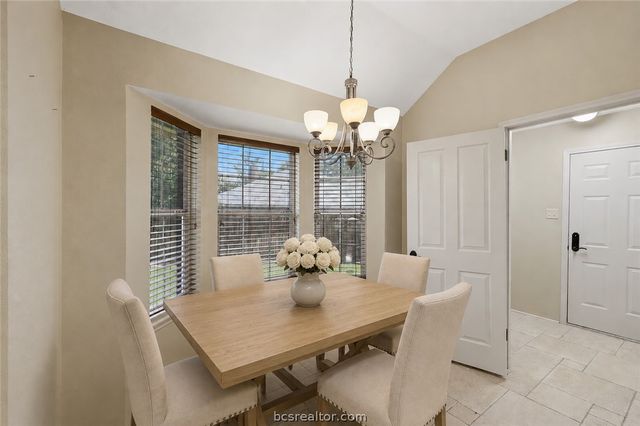6204 London Circle, Bryan, TX 77802