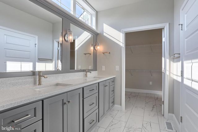 018 ROLLING MEADOW RD, Lebanon, PA 17046