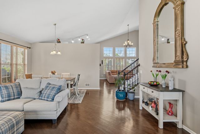 654 Easton Lane, Elk Grove Village, IL 60007