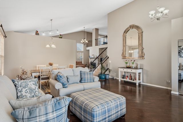 654 Easton Lane, Elk Grove Village, IL 60007