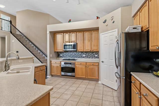 654 Easton Lane, Elk Grove Village, IL 60007