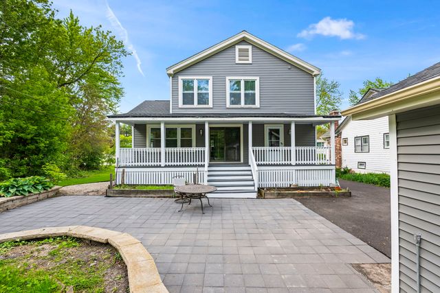 331 E Russell Street, Barrington, IL 60010