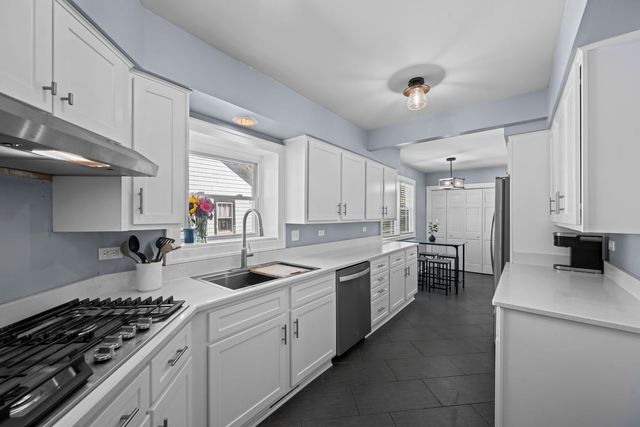 331 E Russell Street, Barrington, IL 60010
