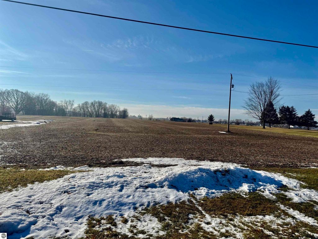 Image 2 of property listing at 400 E Fillmore Road, Ithaca, MI 48877