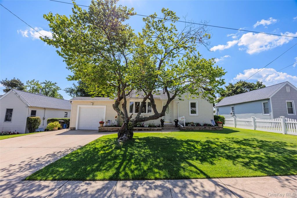 148 Birs Avenue, Lindenhurst, NY 11757 — photo 3