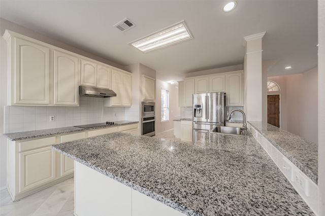 5786 Walnut Creek Drive, Fort Worth, TX 76137