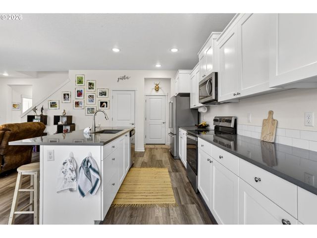 1760 N BROADWAY St, Estacada, OR 97023