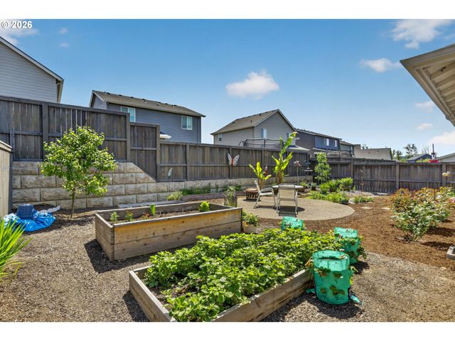 1760 N BROADWAY St, Estacada, OR 97023