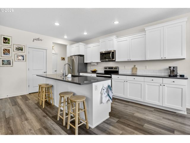 1760 N BROADWAY St, Estacada, OR 97023