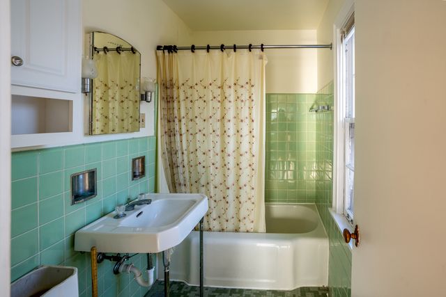 75 WILLIAMSBURG Road, Evanston, IL 60203