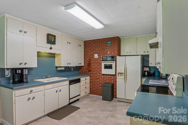 1404 Valmont Drive, Hendersonville, NC 28791