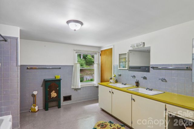 1404 Valmont Drive, Hendersonville, NC 28791