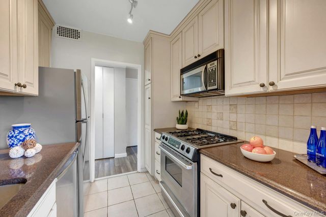 240 Garth Road 2G2, Scarsdale, NY 10583