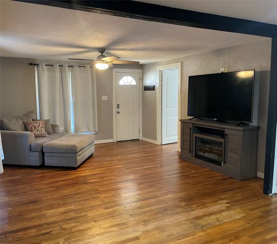 110 S Hubbard Street, Alvord, TX 76225