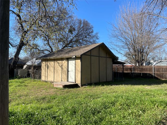 110 S Hubbard Street, Alvord, TX 76225