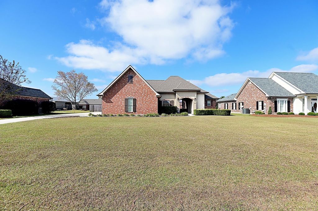 111 Autumn Ridge Drive, Thibodaux, LA 70301