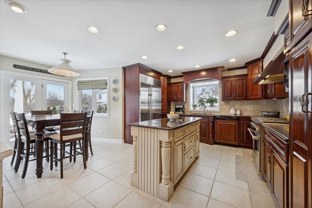 8401 Golfview Drive, Orland Park, IL 60462