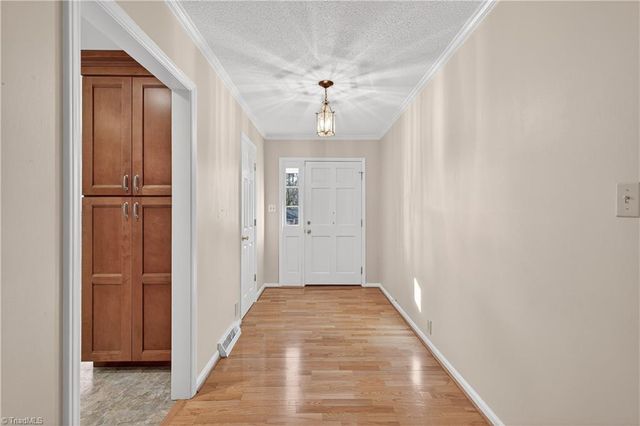 3041 Forest Line Drive, Clemmons, NC 27012