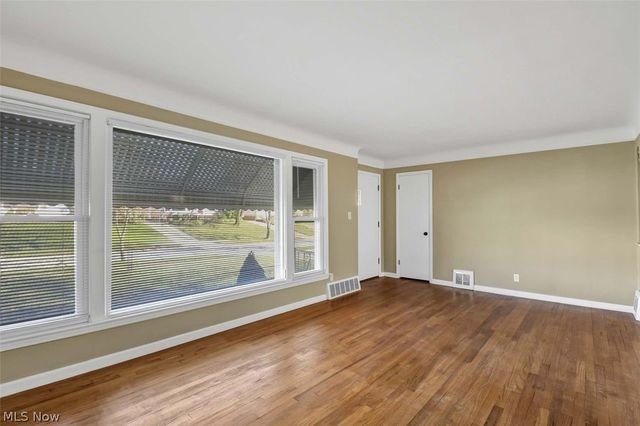 5012 S Barton Road, Lyndhurst, OH 44124