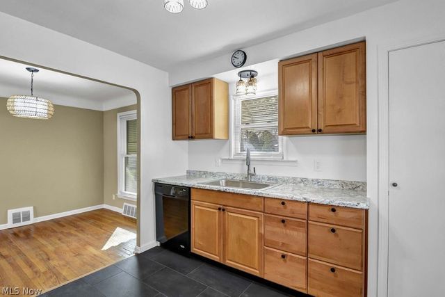 5012 S Barton Road, Lyndhurst, OH 44124