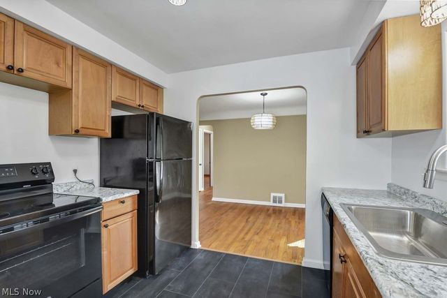 5012 S Barton Road, Lyndhurst, OH 44124