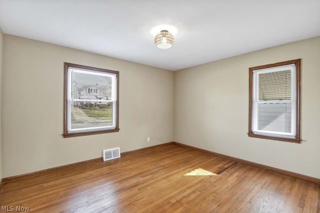 5012 S Barton Road, Lyndhurst, OH 44124