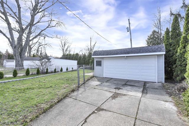 5012 S Barton Road, Lyndhurst, OH 44124