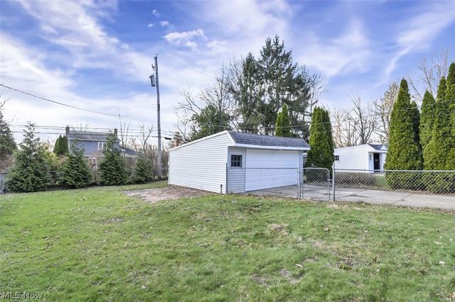 5012 S Barton Road, Lyndhurst, OH 44124