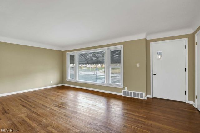 5012 S Barton Road, Lyndhurst, OH 44124