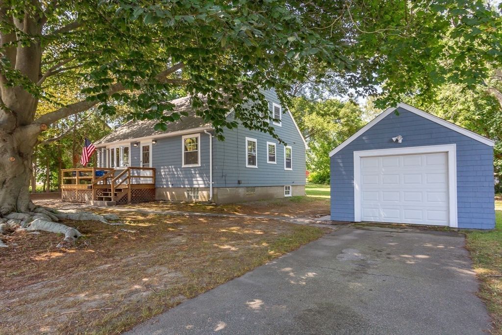 156 4th St, Somerset, MA 02726