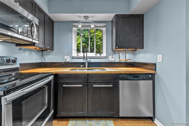 1570 Streamwood Court, Rochester Hills, MI 48309