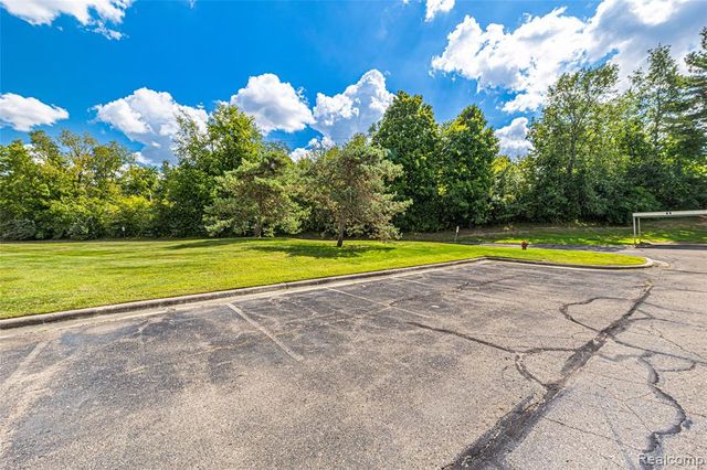 1570 Streamwood Court, Rochester Hills, MI 48309