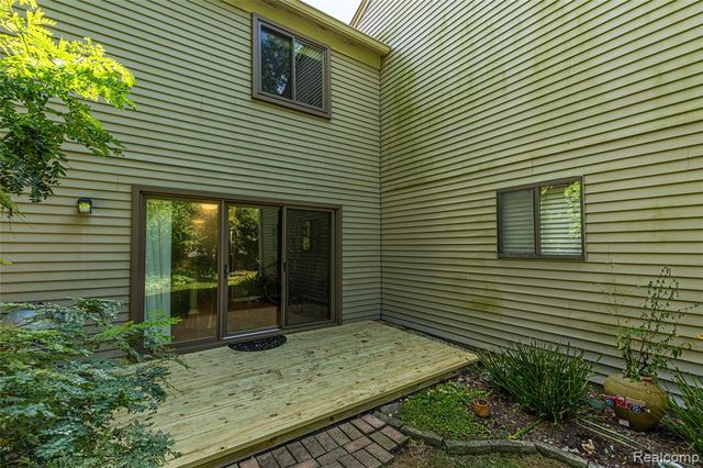 1570 Streamwood Court, Rochester Hills, MI 48309