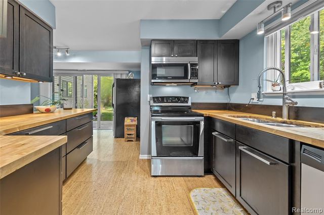 1570 Streamwood Court, Rochester Hills, MI 48309