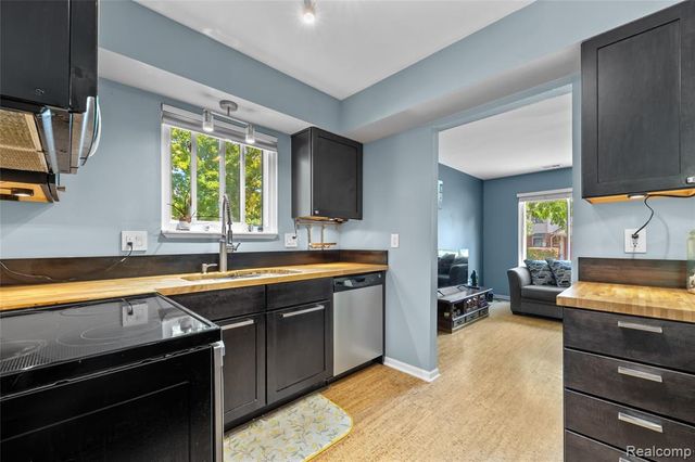 1570 Streamwood Court, Rochester Hills, MI 48309