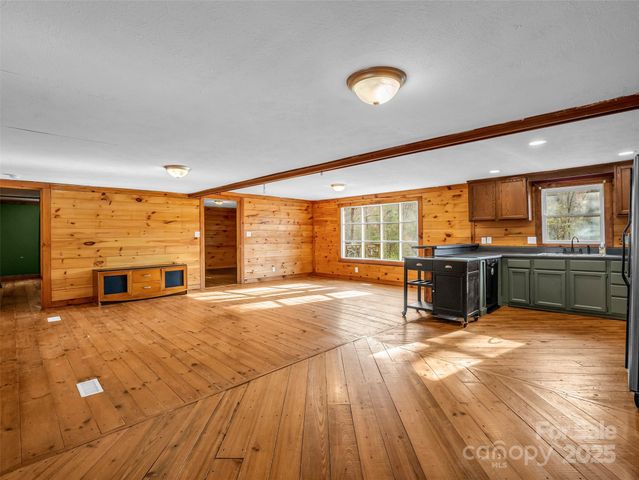 3620 Howard Gap Road, Saluda, NC 28773