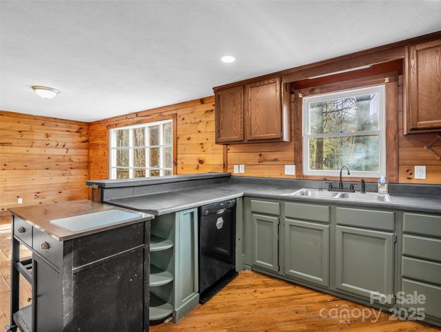 3620 Howard Gap Road, Saluda, NC 28773