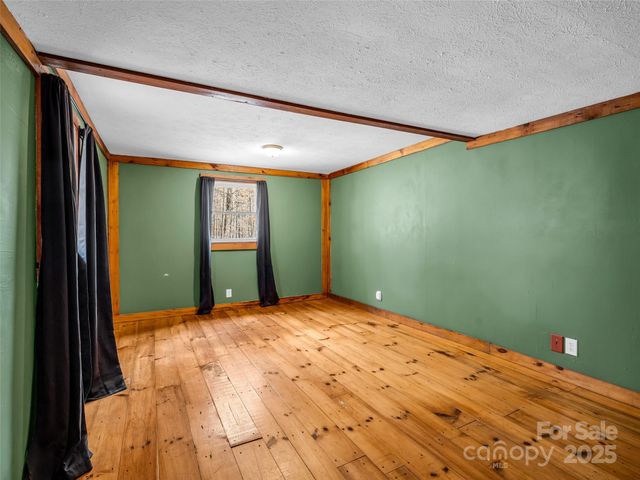 3620 Howard Gap Road, Saluda, NC 28773