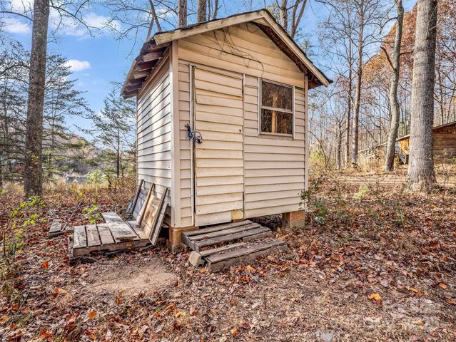 3620 Howard Gap Road, Saluda, NC 28773