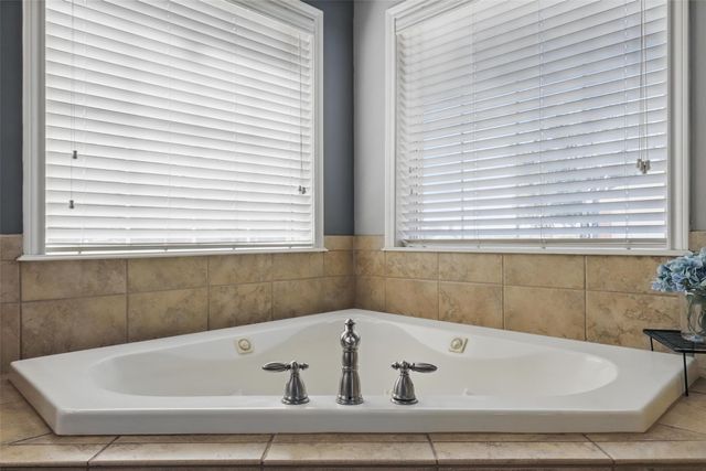 3404 Creek Crossing Drive, Weatherford, TX 76087