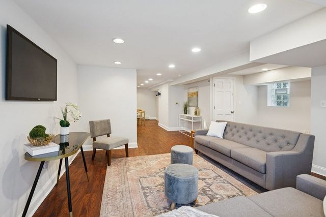 1619 W Bryn Mawr Avenue, Chicago, IL 60660