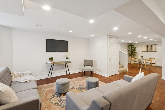 1619 W Bryn Mawr Avenue, Chicago, IL 60660