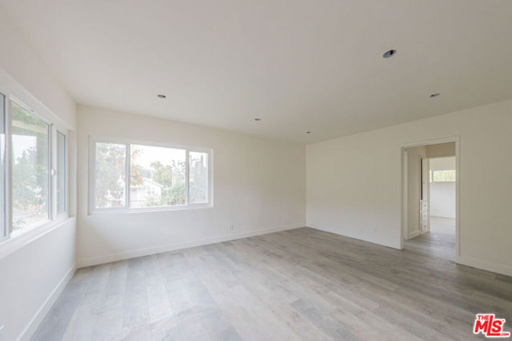 10043 Haines Canyon Avenue B, Los Angeles, CA 91042